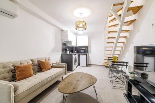 un salon avec un canapé et une table dans l'établissement 1 Bdr Duplex Downtown - AC, à Nice
