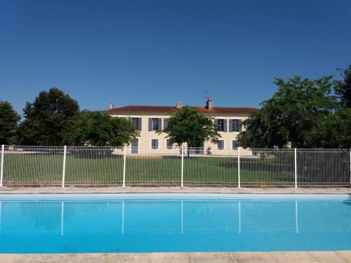 une clôture autour d'une piscine en face d'une maison dans l'établissement Château La Valière, à Saint-Christoly-Médoc