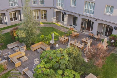 an aerial view of a garden with tables and benches at pentahotel Paris Charles de Gaulle in Roissy-en-France
