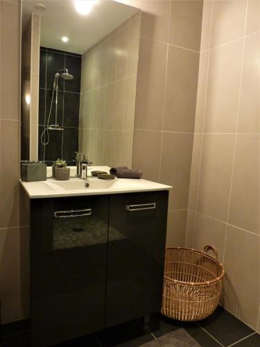 une salle de bain avec un lavabo et un miroir dans l'établissement Château La Valière, à Saint-Christoly-Médoc