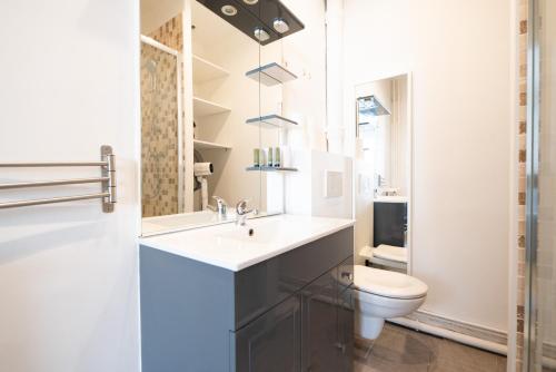 une salle de bain avec un lavabo et des toilettes dans l'établissement CIA - Studio by Arc de Triomphe, à Paris