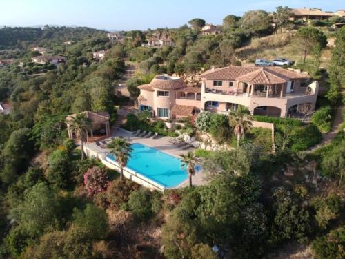 une vue aérienne d'une maison avec piscine dans l'établissement Villa eden blue F4 3, à Zonza