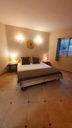 une chambre avec un grand lit dans une pièce dans l'établissement Villa eden blue F4 3, à Zonza