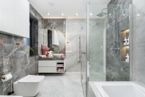 Un baño con ducha, inodoro y lavabo. en ZinHouse Wojakowa, en Wojakowa