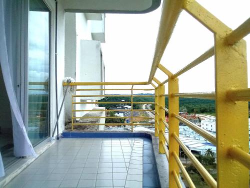 Balkoni atau teres di Aevia Home Bayview Apartment at PD