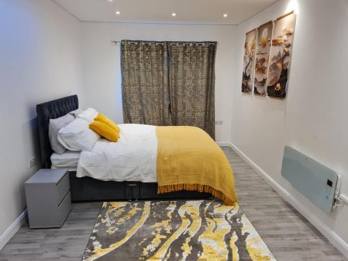 Ένα ή περισσότερα κρεβάτια σε δωμάτιο στο Modern One Bedroom Flat with Private Back Garden