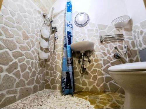 a shower in a bathroom with a toilet at Kryptàdion in Grottaglie