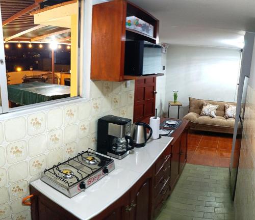 una cocina con estufa horno superior junto a la sala de estar en La Palmera, en Lima