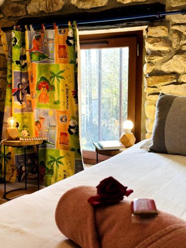 une chambre avec un lit avec une serviette dessus dans l'établissement La Lande d'Ouée - Sauna & Convivialité, à Saint-Aubin-du-Cormier
