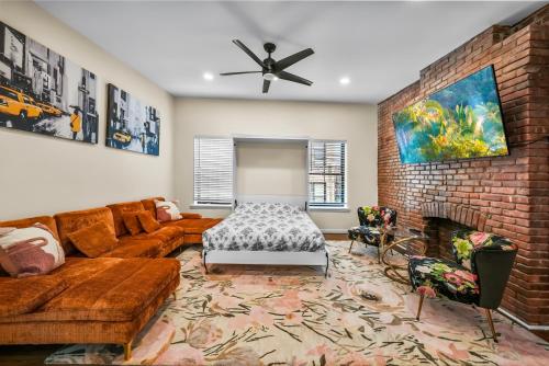 Posezení v ubytování 2BR,2Bath, 4Beds, Sleeps 6, 10 Min to NYC, 10 Min to Path