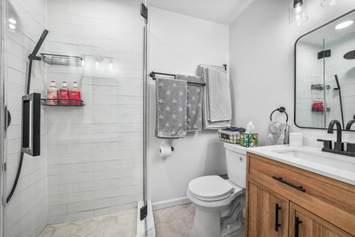 Koupelna v ubytování 2BR,2Bath, 4Beds, Sleeps 6, 10 Min to NYC, 10 Min to Path