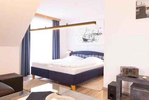 a bedroom with a bed in a room at OST29 Ferienwohnung Komoran in Niendorf