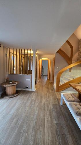 Cette grande chambre est dotée de parquet et d'un escalier. dans l'établissement L'Escale du Centre Alsace, à Sélestat