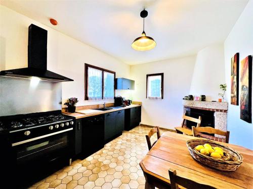 une cuisine avec une table avec un bol de fruits dessus dans l'établissement CasaCampanile, à Olmeto