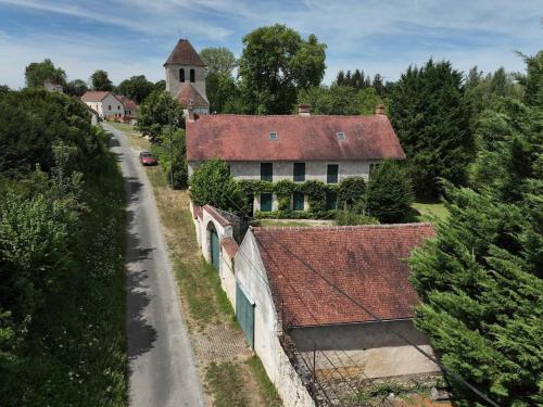 an aerial view of a house and a road at Grande bâtisse fraîchement rénovée in Bussiares