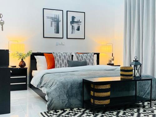 CocodySublime appartement 2 chambres - Résidence Sabyra的带一张大床和一张桌子的卧室