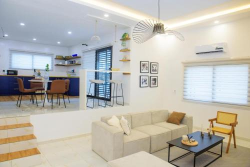 a living room with a couch and a table at Charmant 3 pieces Riviera Palmeraie - Residence Sabyra in Cocody