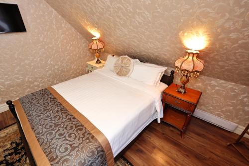 Postel nebo postele na pokoji v ubytování Prince inn