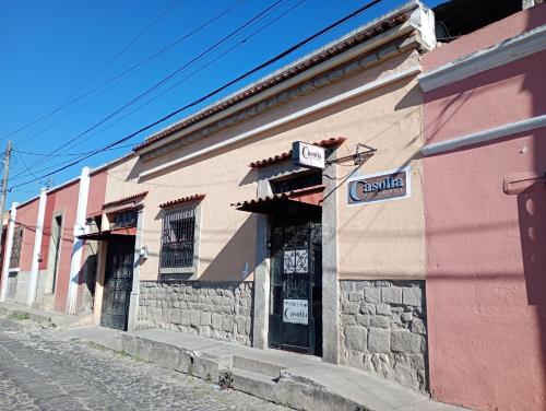 a building on the side of a street at Hotel Casolia in Quetzaltenango