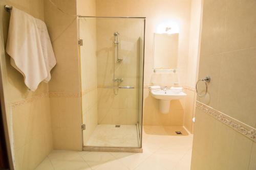 a bathroom with a shower and a sink at Cabacum Beach Private Apartaments in Golden Sands