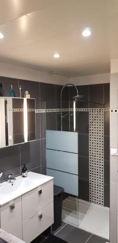 Phòng tắm tại Maison 4/6 pers avec piscine proche des plages