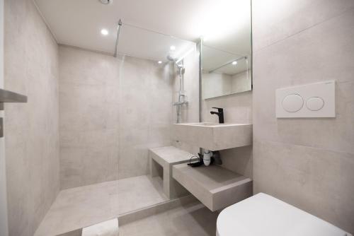 une salle de bain avec un lavabo, des toilettes et un miroir dans l'établissement CIA - Studio in Heart of Le Marais 4P, à Paris