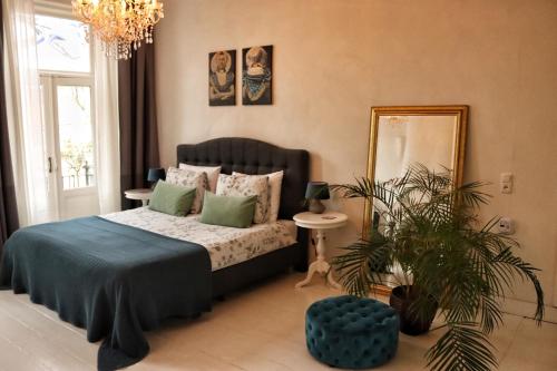 a bedroom with a bed with a mirror and a plant at Appartement Zeeuws genoegen in Vlissingen