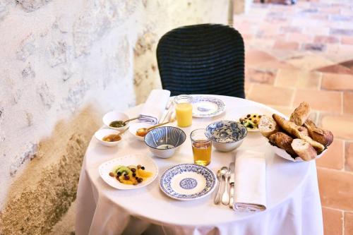 een witte tafel met ontbijtproducten erop bij Château Montagne "Escapades" in Saint-Philippe-dʼAiguille