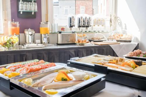 una linea a buffet con molti tipi diversi di cibo di Best Western City Hotel Pirmasens a Pirmasens