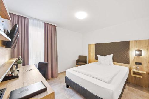 Una cama o camas en una habitación de Best Western Hotel Favorit