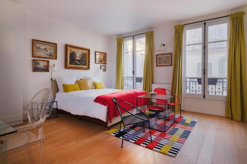 une chambre avec un lit et une table en verre dans l'établissement Paris St Germain Loft residence, à Paris