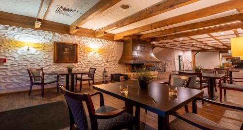a restaurant with tables and chairs in a room at Best Western Hotel Heidehof in Hermannsburg