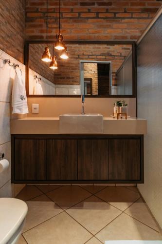 a bathroom with a sink and a mirror at Quinta de Brumado in Óleo