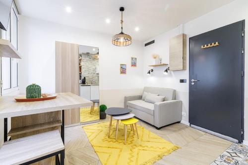 Il comprend une cuisine et un salon avec une table et une chaise. dans l'établissement Ultra Central 1 Bdr - AC, à Nice