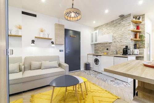 une cuisine et un salon avec un canapé et une table dans l'établissement Ultra Central 1 Bdr - AC, à Nice