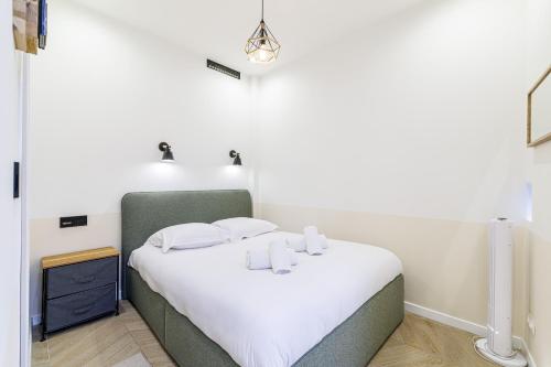 - une chambre dotée d'un lit avec des draps blancs dans l'établissement Ultra Central 1 Bdr - AC, à Nice