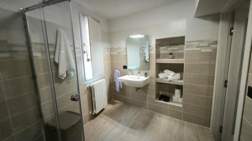 a bathroom with a sink and a shower at Casa vacanze Dimora Castello 19 in Rotonda