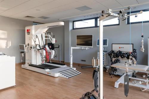 a room with a surgery room with a machine at Aura Medical SPA Nałęczów in Nałęczów