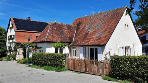 une maison blanche avec des panneaux solaires sur son toit dans l'établissement Ferienscheune, à Daisendorf