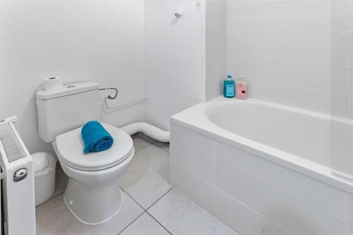 une salle de bain blanche avec toilettes et baignoire dans l'établissement Le Petit Patio - Rénové, paisible et proche centre, à Nantes