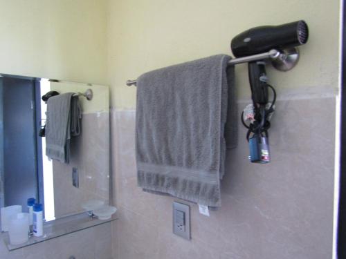 a bathroom with a towel dispenser and a mirror at Departamento Inteligente en Colonia Cerrada Vigilancia 7X24 in Monterrey