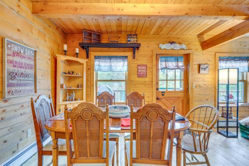 Ein Sitzbereich in der Unterkunft Deck, Fire Pit and Grill Log Cabin in Black Hawk