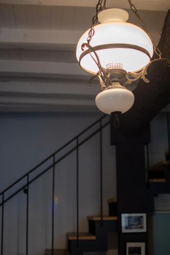 un lustre suspendu au plafond d'un escalier dans l'établissement Ecrivain - Maison avec Terrasse, à Arles