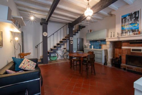 un salon avec une table et une salle à manger dans l'établissement Ecrivain - Maison avec Terrasse, à Arles