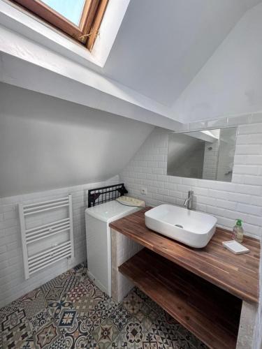 une salle de bain blanche avec un lavabo et des toilettes dans l'établissement Les gîtes de Saint-ange, à Pezou