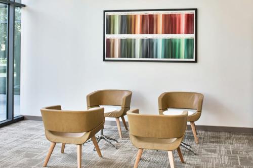 a group of chairs and a table in a room at Element Atlanta Perimeter Center in Atlanta