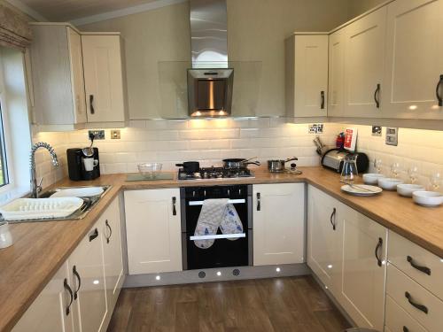 Η κουζίνα ή μικρή κουζίνα στο 4 Bedroom Luxury Lodge Retreat in Lymington