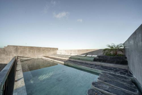 トゥルムにあるVilla Jungle Mansion Rooftop Pool with Event Spaceの建物の真ん中にあるプール