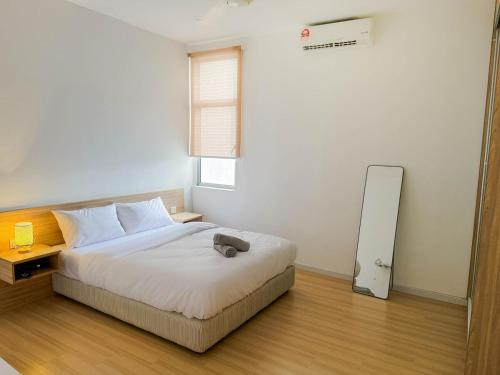 a bedroom with a bed and a window at Relaxing 3BR Family Home near Zoo with Netflix WiFi in Tupai