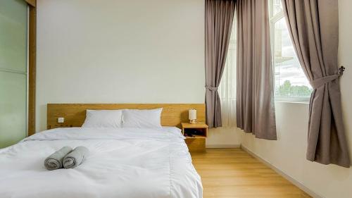 a bedroom with a bed with two slippers on it at Relaxing 3BR Family Home near Zoo with Netflix WiFi in Tupai